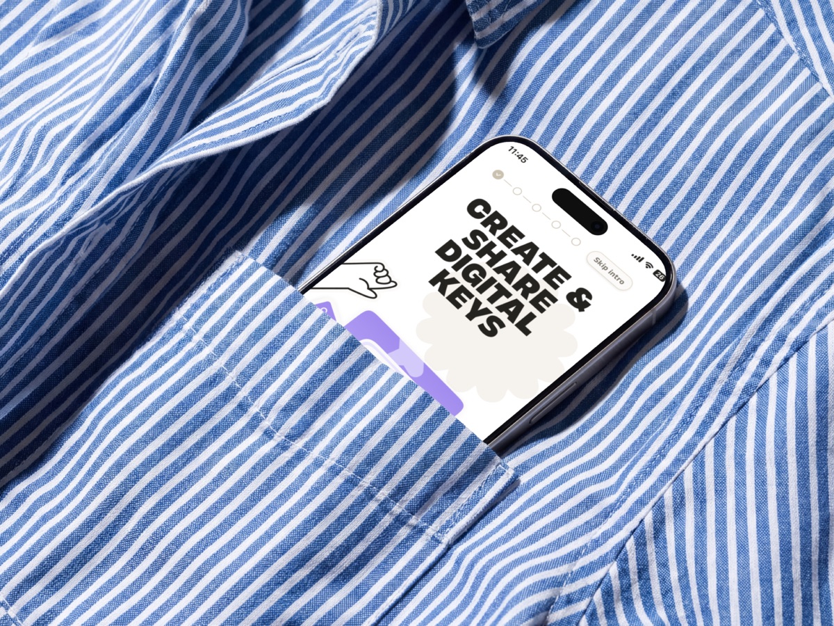 L’application Active Pilot sur un téléphone, dans la poche d’une chemise rayée
