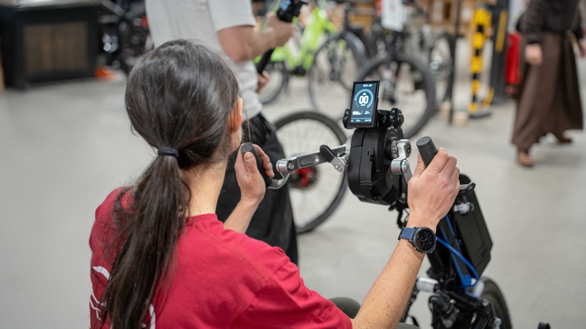 Une cycliste teste le cockpit PERS fixé au guidon
