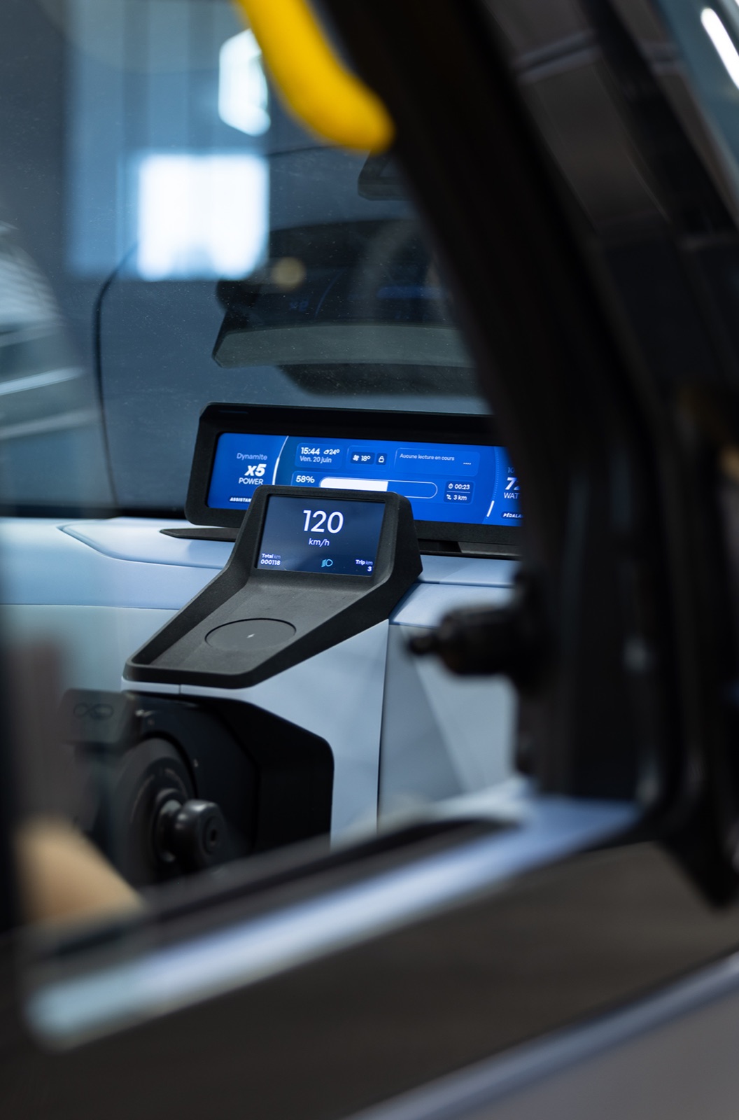 Les deux écrans du Vigoz : le compteur à 120 km/h devant le tableau de bord